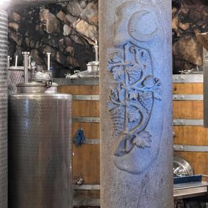 Colonna in pietra carsica naturale con i simboli delle stagioni nella cantina Zidarich
