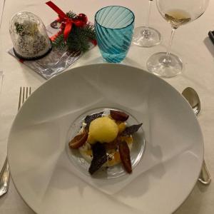Il desert di datteri e gelato di mandarino