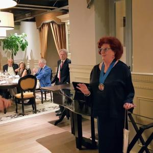 Lo Chef de Gli Uffici descrive il menu a Presidente e Vice Presidente