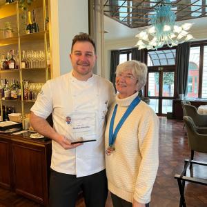 Il Delegato Ileana Bussani consegna allo Chef Matteo Metullio la targa di apprezzamento della Delegazione Friuli Venezia Giulia