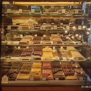 Una vetrina della pasticceria Pfatisch